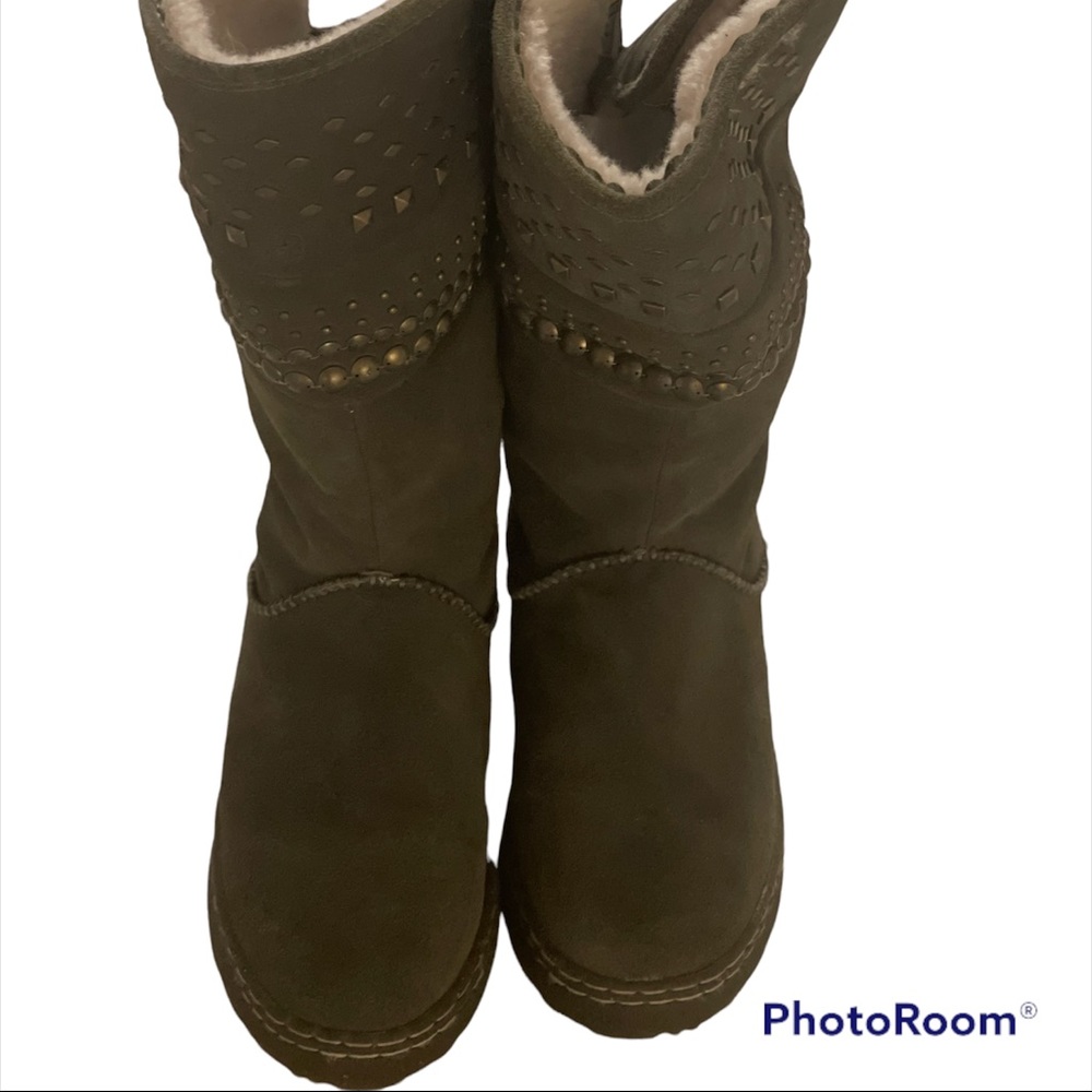 BearPaw size 8 woman’s Suede olive green boots.